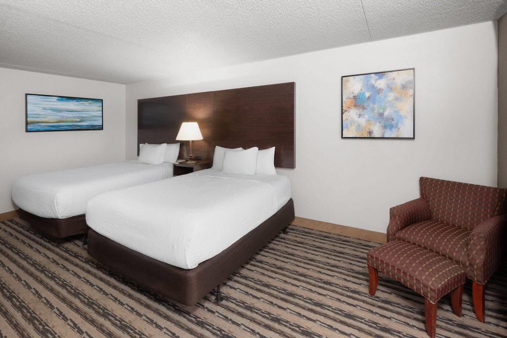 Room, 2 Queen Beds, Non Smoking (Poolside View) - Photo 2