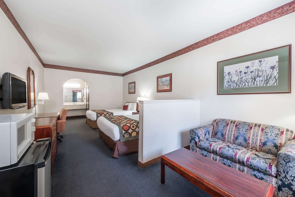 Room, Multiple Beds, Non Smoking - Photo 1
