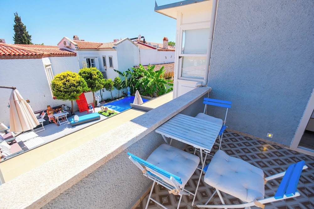 Triple Room, Pool View (Aquila) - Photo 15