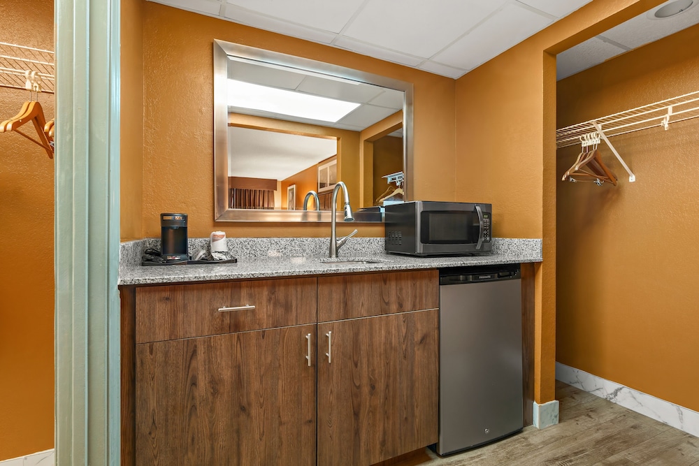 Suite, 1 King Bed, Non Smoking, Jetted Tub - Photo 3