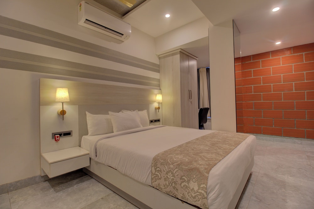Deluxe Room, 1 Queen Bed, City View - Photo 1