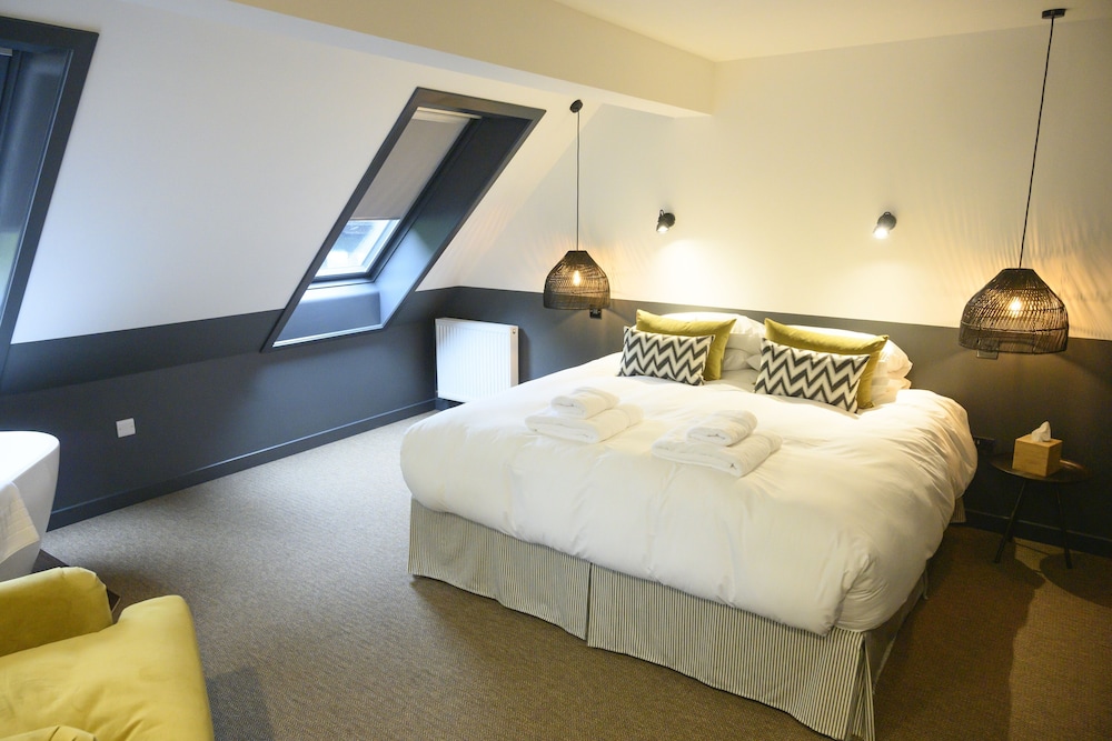 Deluxe Suite, Bathtub - Photo 3