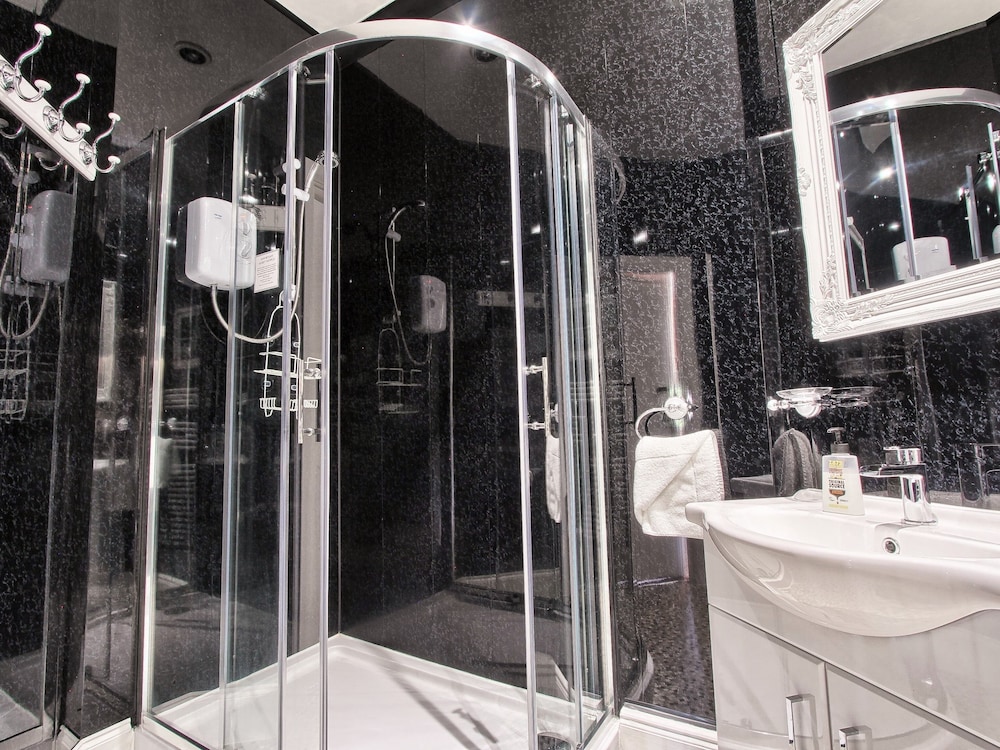 Suite, Ensuite (Room 2) photo 1