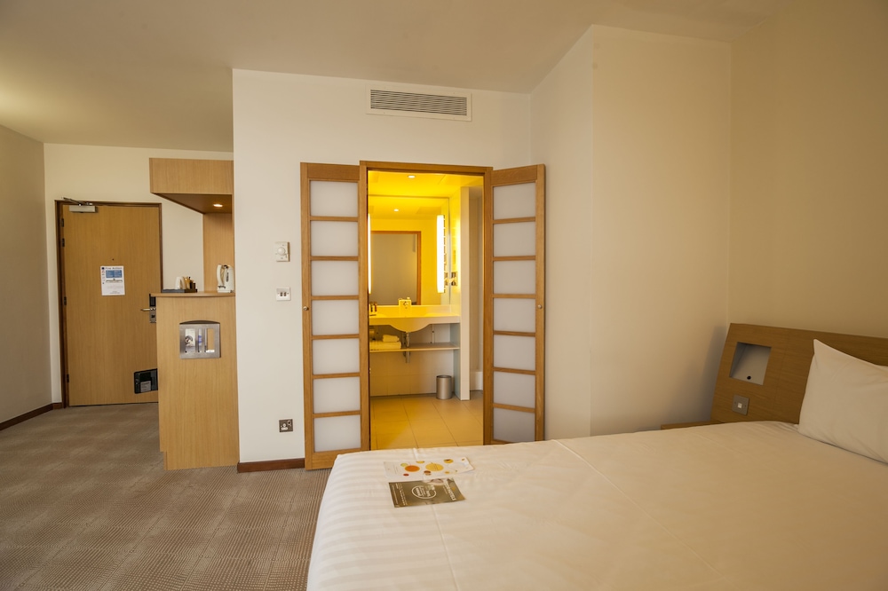 Superior Room, 1 Queen Bed photo 3