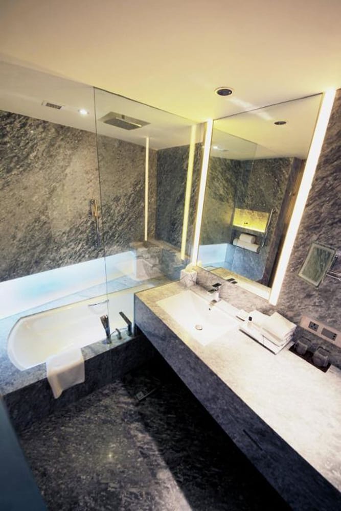 Superior Room, 2 Twin Beds (Airport View) thumbnail 5