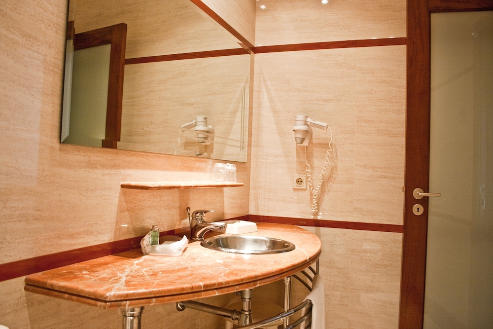 Standard Double or Twin Room - Photo 4