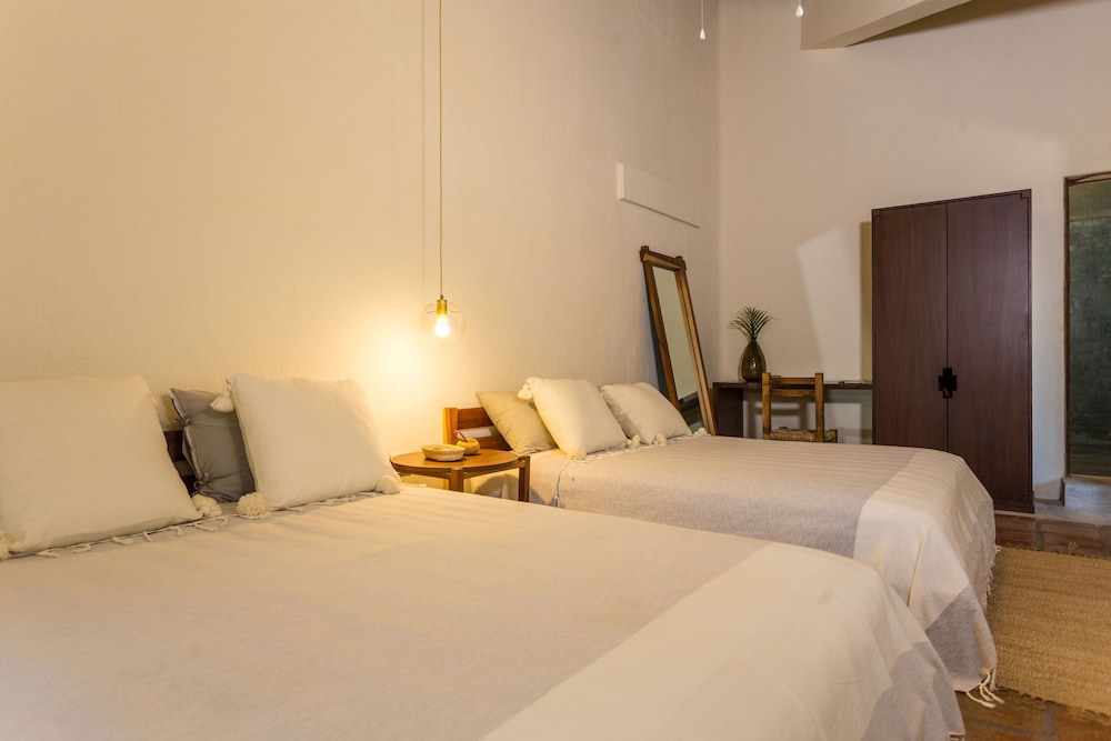 Superior Room, 2 Queen Beds - Photo 10