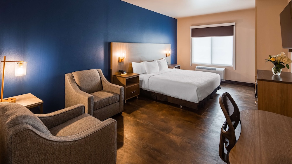 Suite, 1 King Bed, Non Smoking, Kitchenette - Photo 3