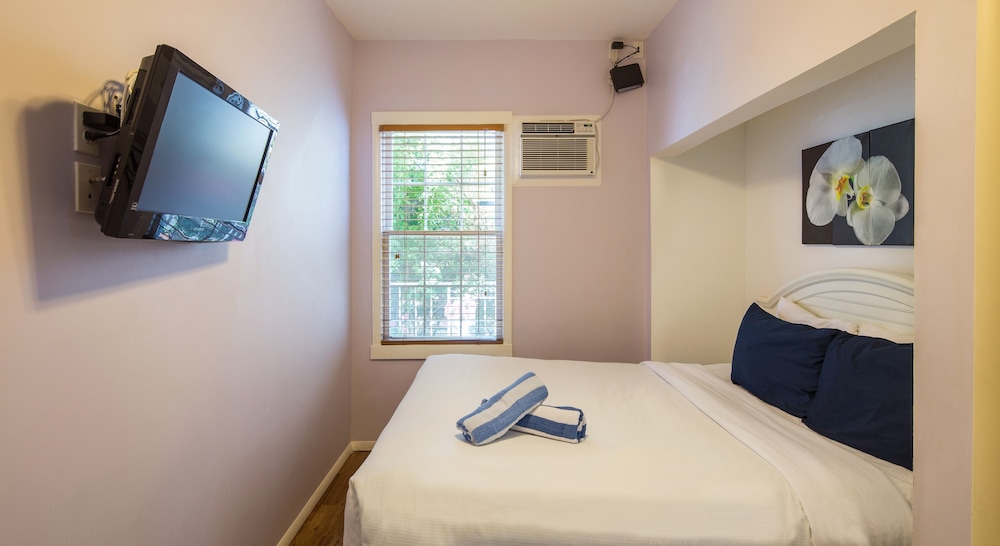 Small Queen Room At Olivia By Duval, 511 Olivia Street photo 3