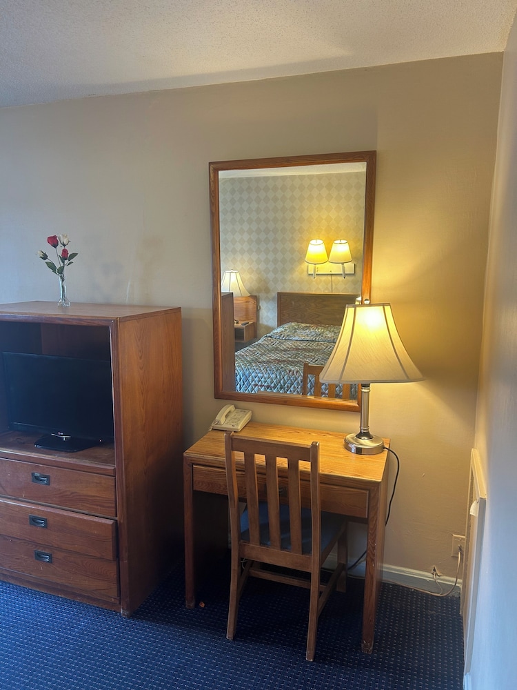 Basic Single Room, 1 Queen Bed photo 3