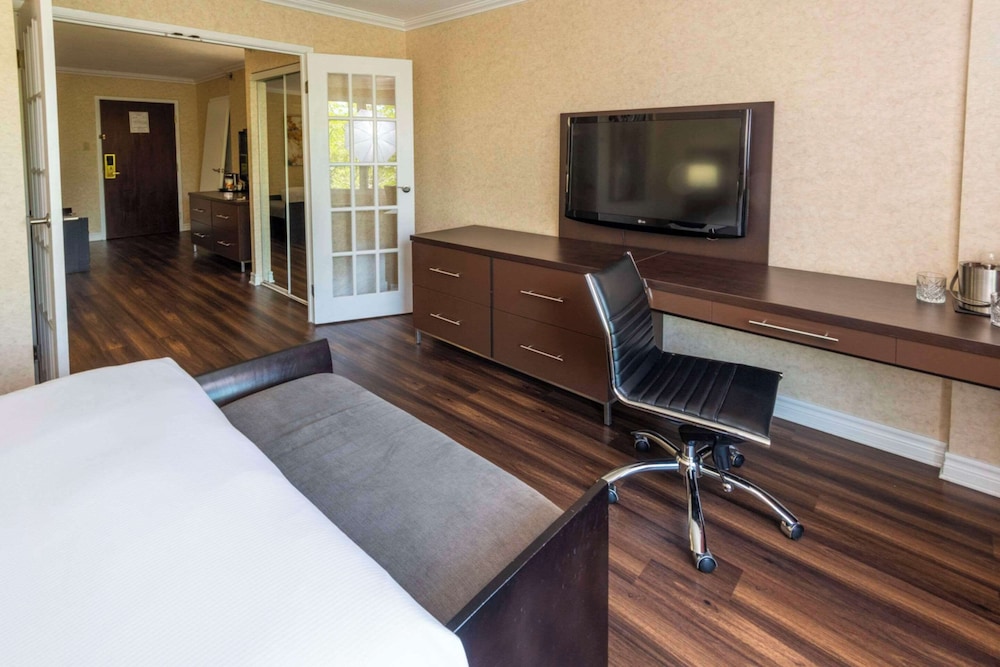 Suite, 2 Queen Beds, Non Smoking (Upgrade) - Photo 4