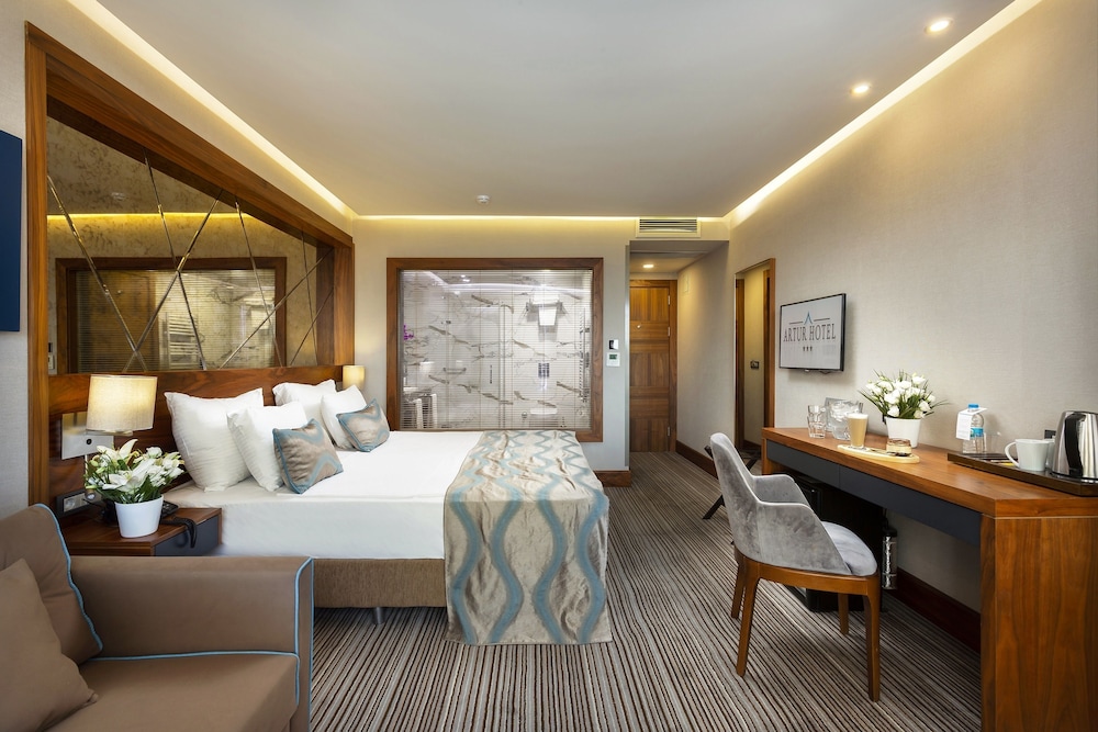 Corner Deluxe Double Room with Sofa and City View photo 1