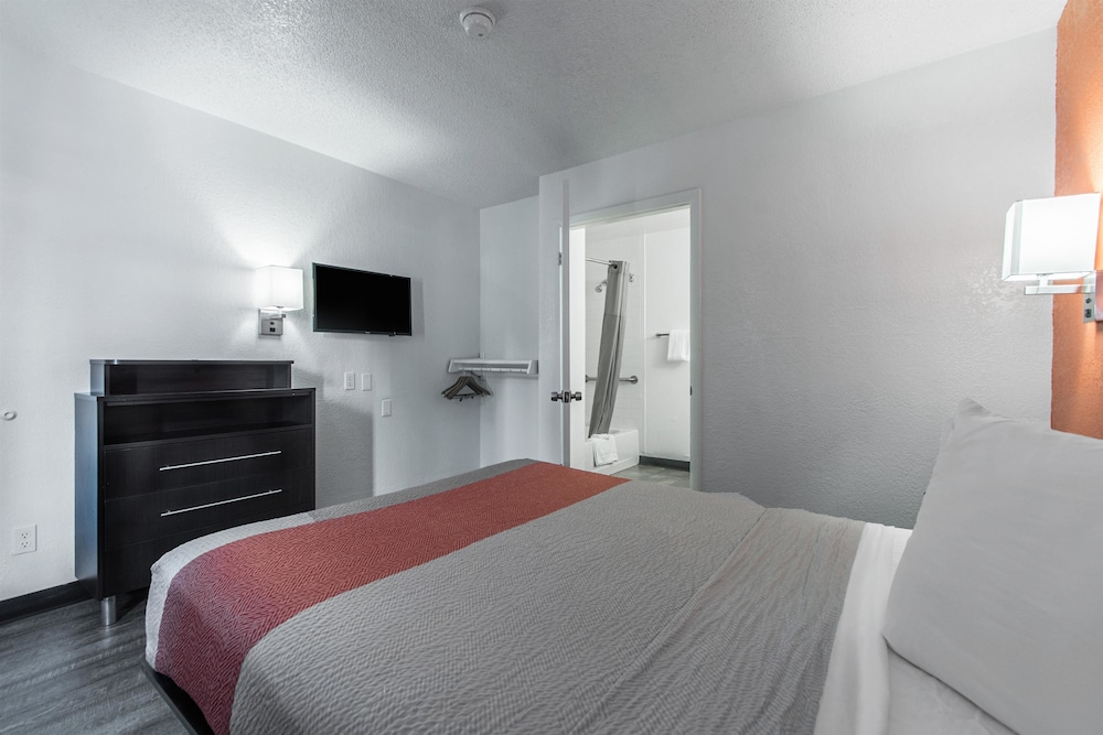 Standard Room, 1 Queen Bed, Accessible, Non Smoking photo 2