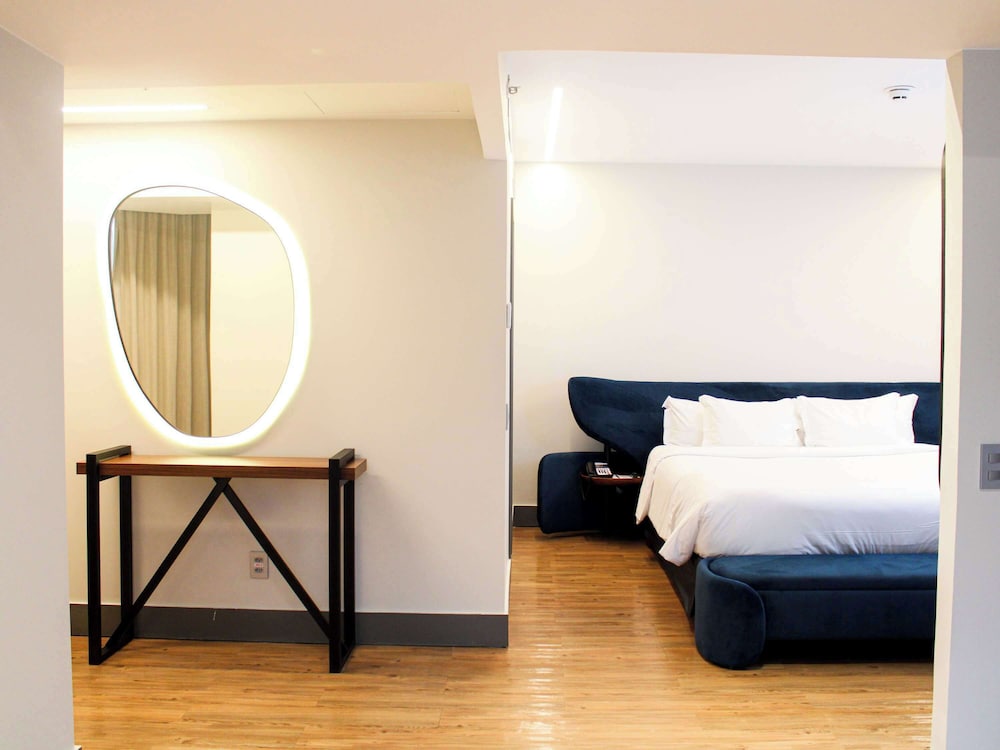 Junior Suite, 1 Queen Bed, Bathtub photo 1