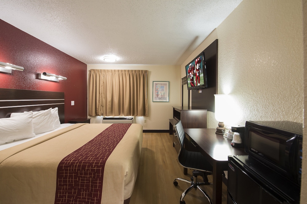 Standard Room, 1 King Bed, Non Smoking - Photo 5