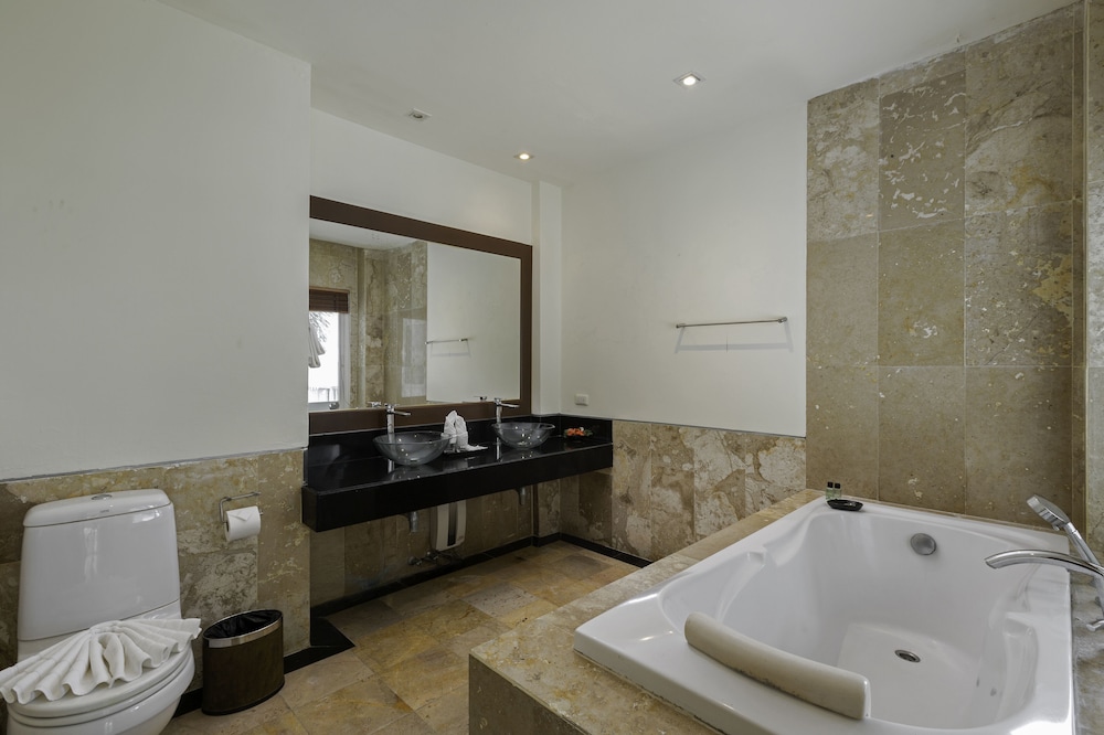 Two Bedroom Family Suite with Bathtub - Photo 4