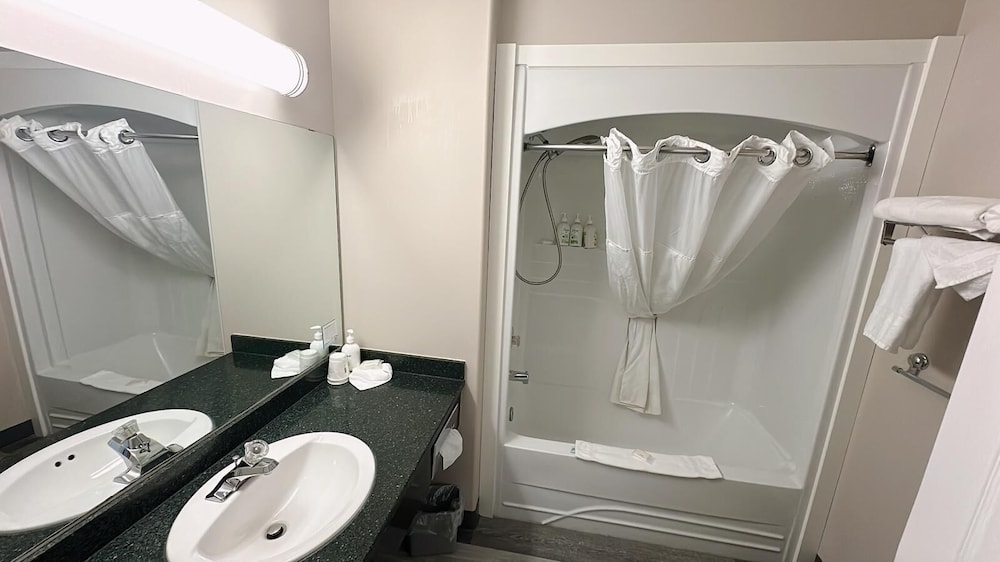 Deluxe Suite, 2 Queen Beds, Non Smoking photo 2