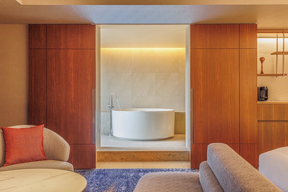 Junior Suite, 2 Twin Beds, Business Lounge Access, View (Luxury Bath) photo 1