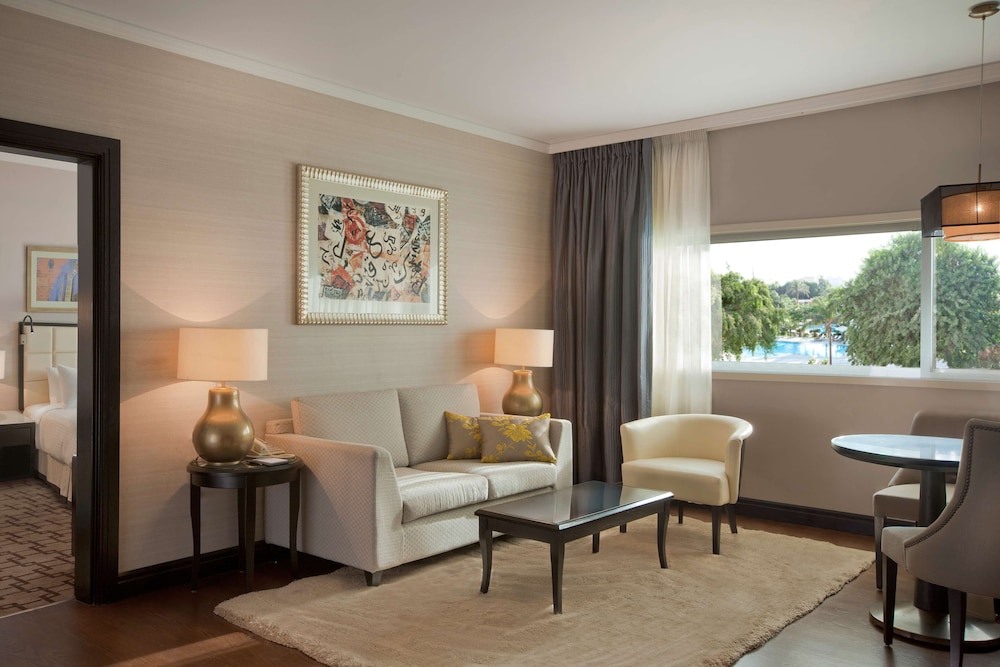 Executive Suite, 1 King Bed, Pool View thumbnail 6