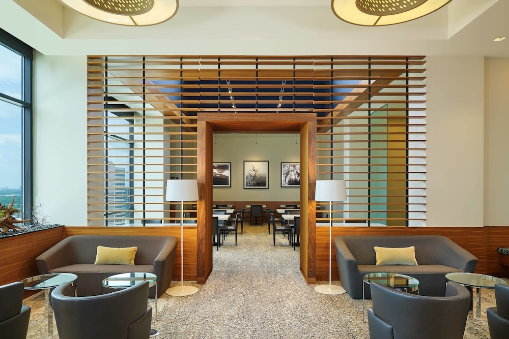 Club Suite, 1 Double Bed, Corner (Mobility Accessible, Roll-In Shower) - Photo 6
