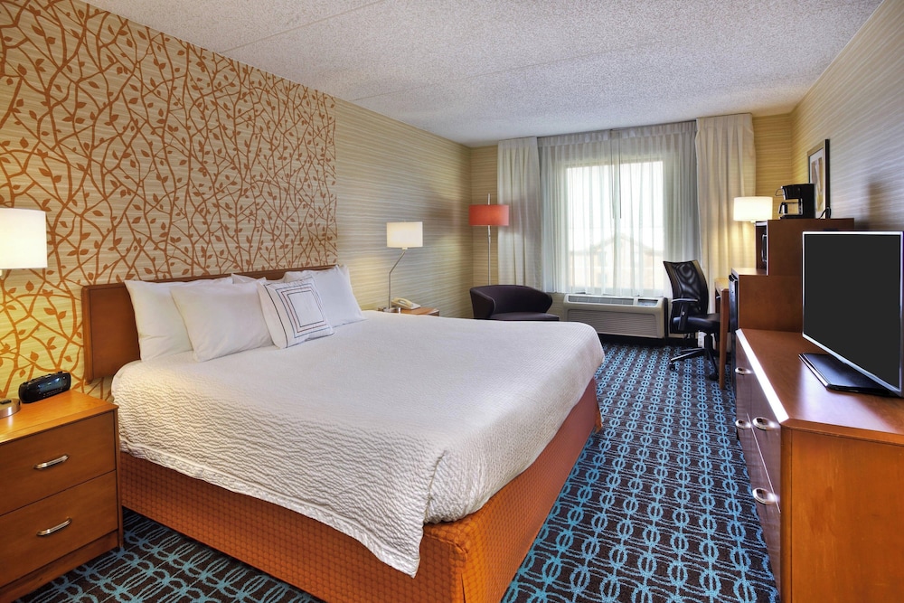Room, 1 King Bed (Mobility Accessible, Roll-In Shower) - Photo 3