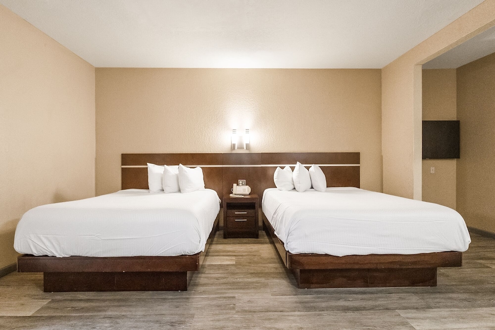Suite, 2 Queen Beds, Non Smoking photo 3