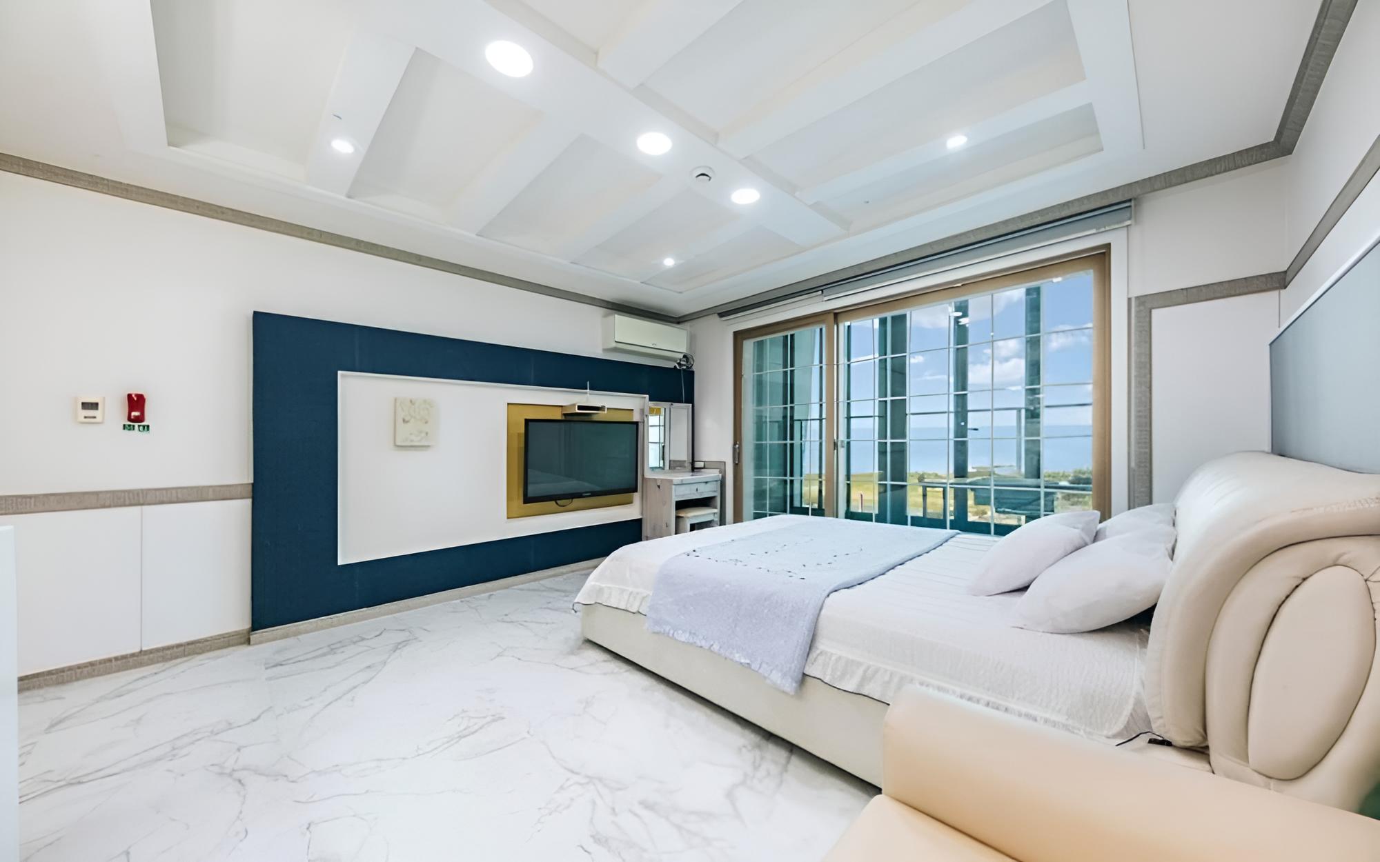Room (Outdoor Pool Couple Room 202)