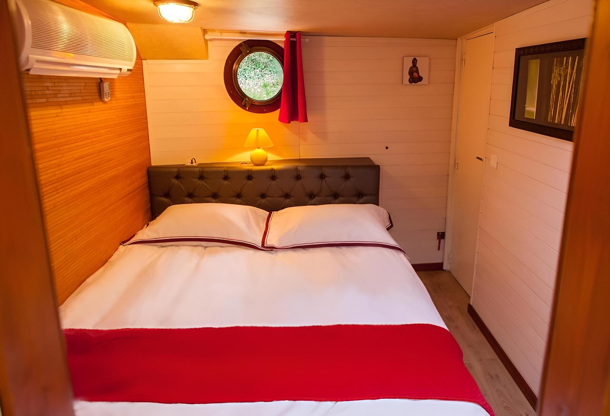 Classic Double Room, Ensuite, Canal View (Caravelle)