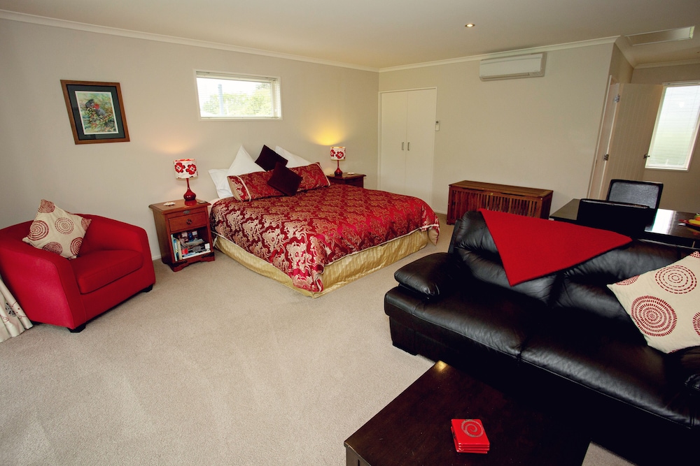 Premium Studio Suite, 1 King Bed, Non Smoking, Mountain View photo 2