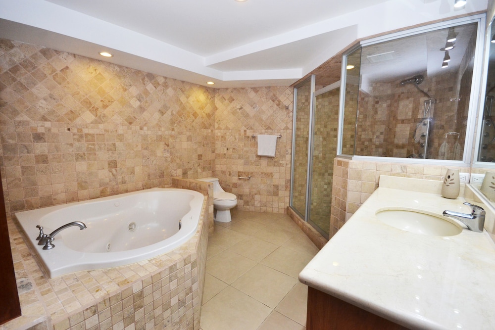 Honeymoon Suite, Kitchen, City View photo 2