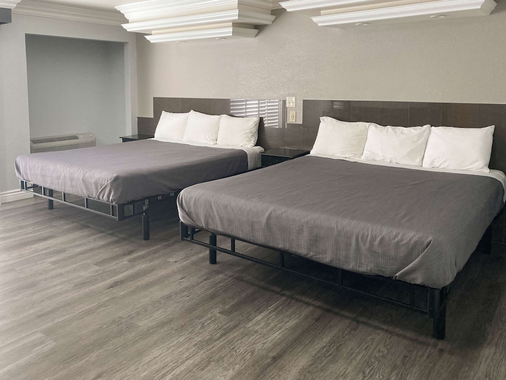 Standard Room, Multiple Beds, Non Smoking, Refrigerator & Microwave