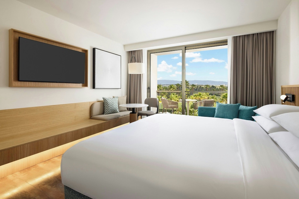 Deluxe Room, 1 King Bed, Sea View (Balcony) - Photo 1