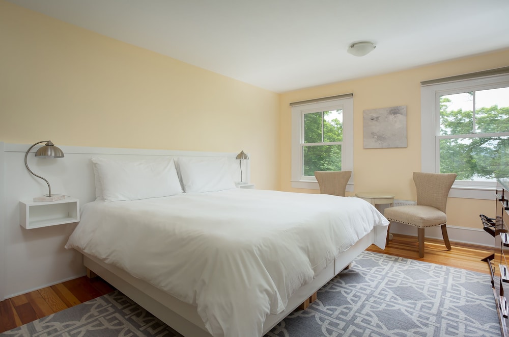 Deluxe Double Room, 1 King Bed, Private Bathroom, Lake View photo 2