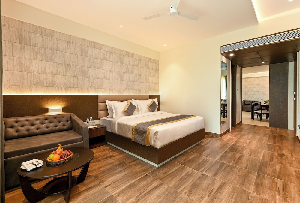 Executive Suite - Photo 2