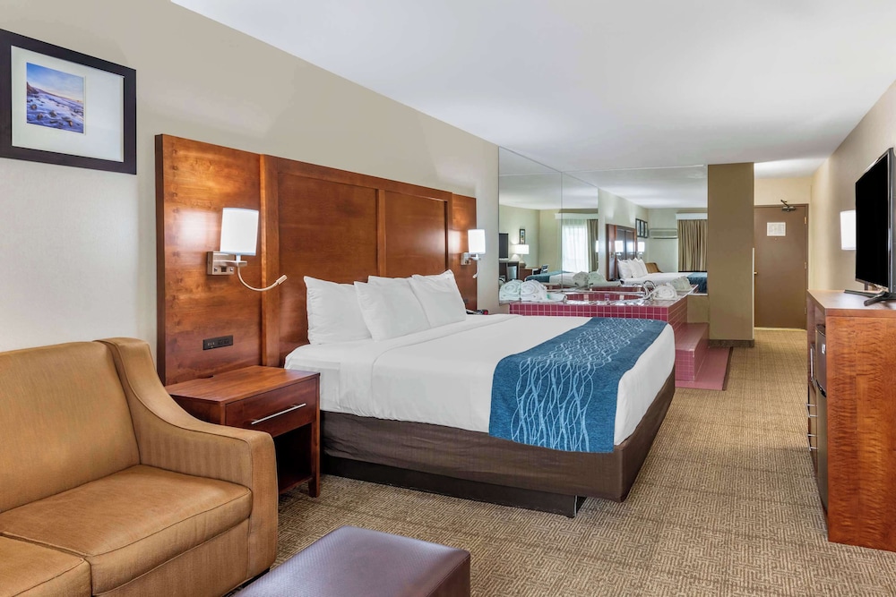 Deluxe Room, 1 King Bed with Sofa bed, Non Smoking, Hot Tub photo 3