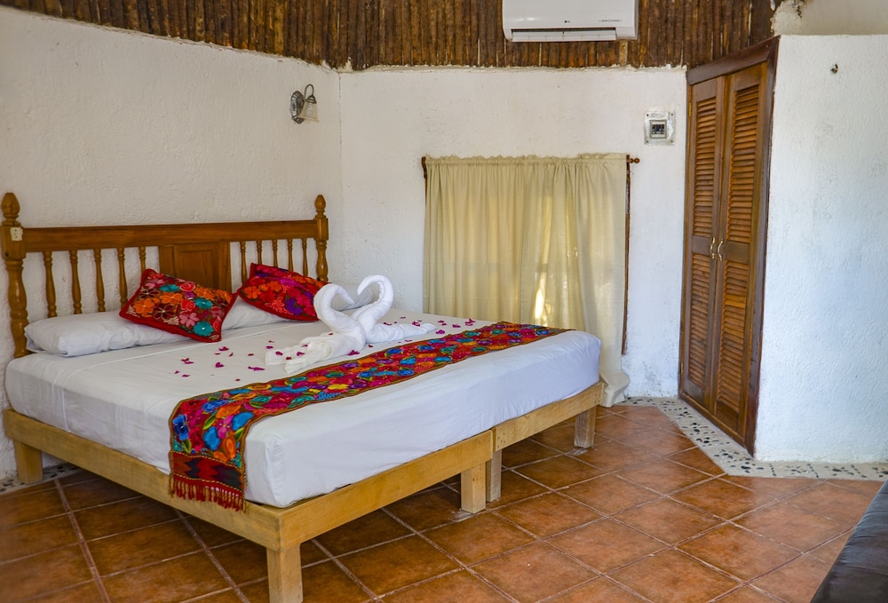 Comfort Cabin, 1 King Bed, Ensuite, Beachside photo 2