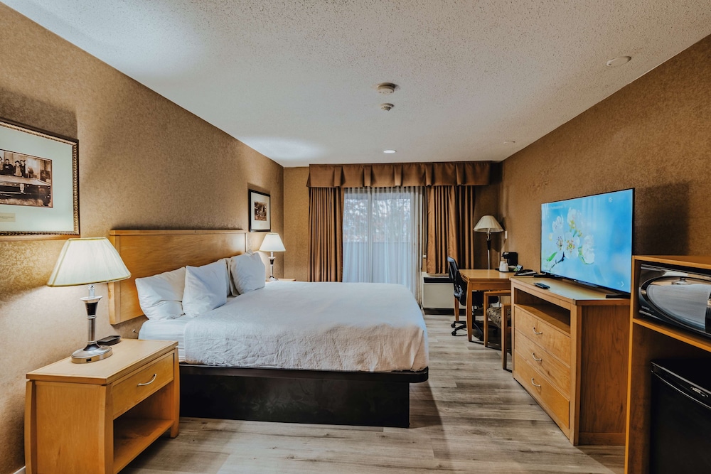 Suite, 1 King Bed, Non Smoking, Balcony - Photo 2