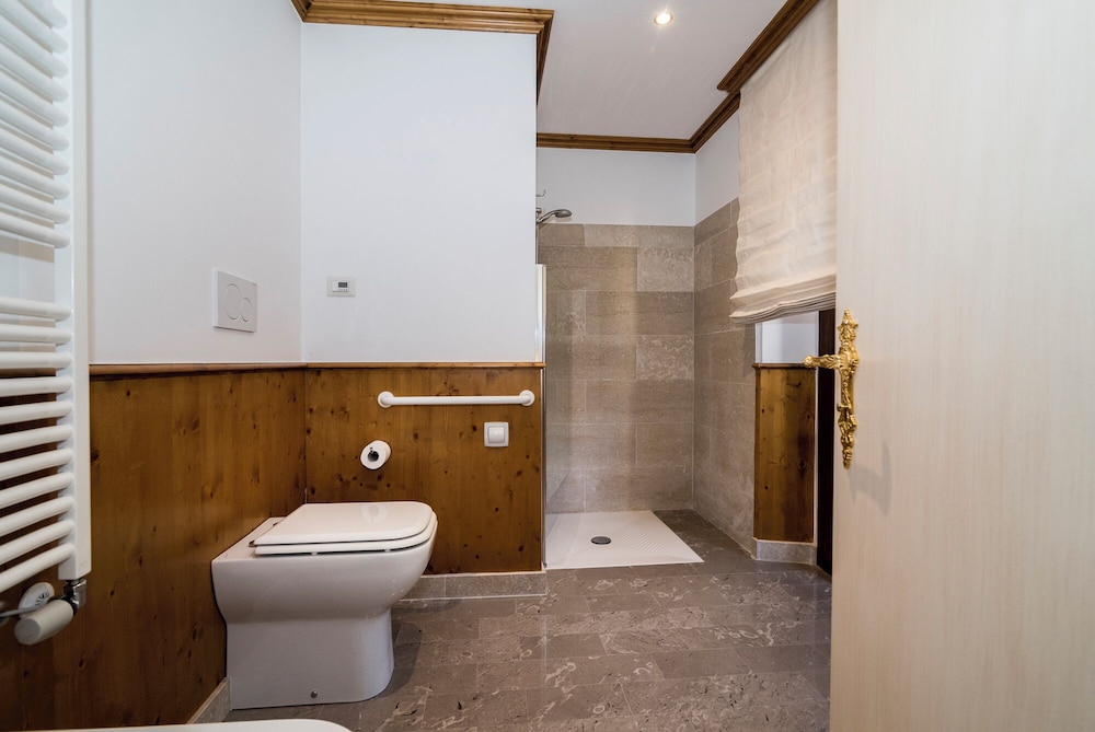 Deluxe Double Room, Accessible photo 3