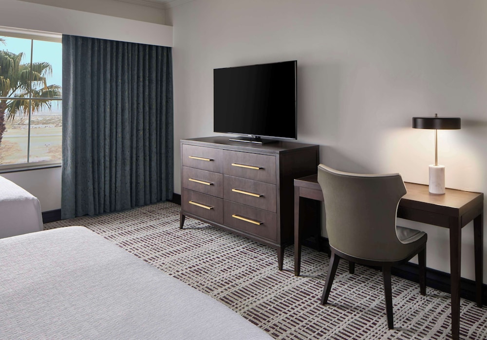 Room, 1 King Bed, Accessible (Mobility & Hearing, Roll-in Shower) - Photo 9