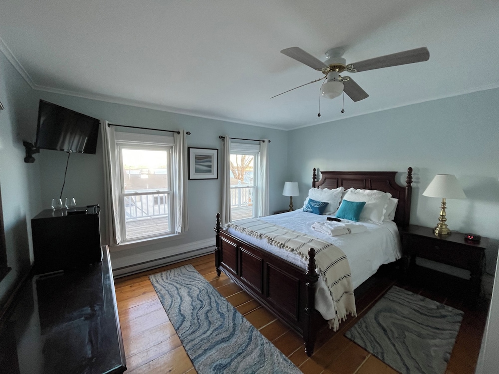 Traditional Room, 1 Queen Bed, Partial Ocean View, Beachside photo 1