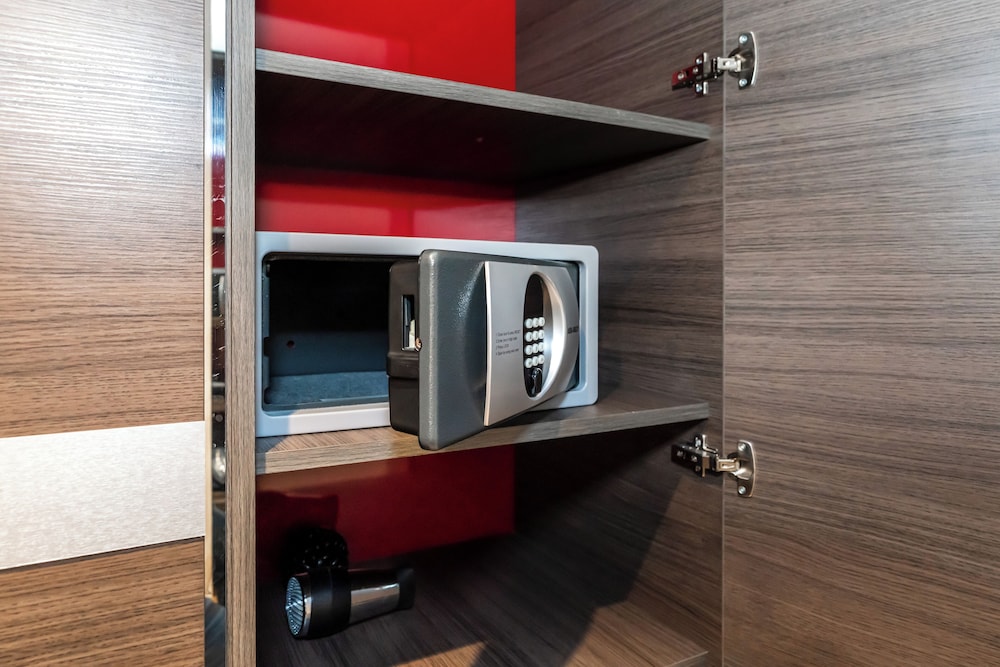 Junior Suite, 1 King Bed, Non Smoking, Housekeeping - Photo 3