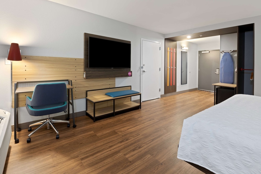 Room, 1 King Bed, Accessible (Roll-In Shower, Mobility & Hearing) photo 2