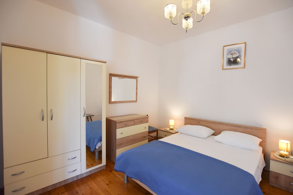 Room (S1)