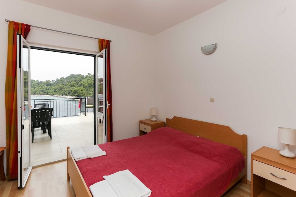 Apartment (One-Bedroom Apartment with Terrace an)