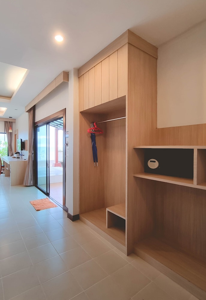 Family Room, Beachfront photo 2