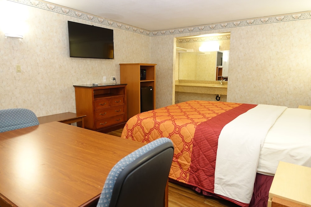 Luxury Room, 1 King Bed, Refrigerator & Microwave photo 1