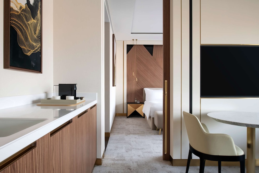 Executive Suite - Photo 3
