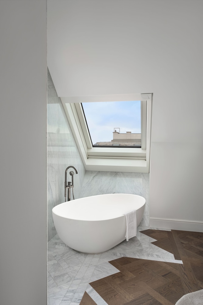 Luxury Suite thumbnail 6