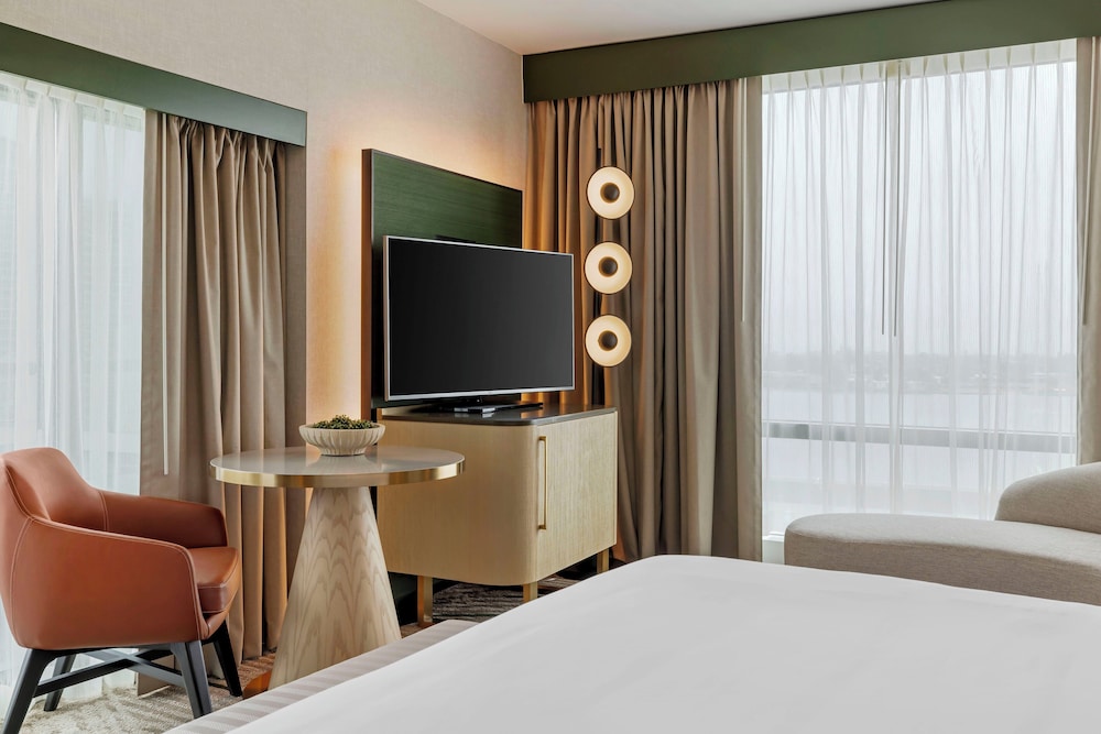 Deluxe Room, 1 King Bed, Balcony, City View - Photo 3