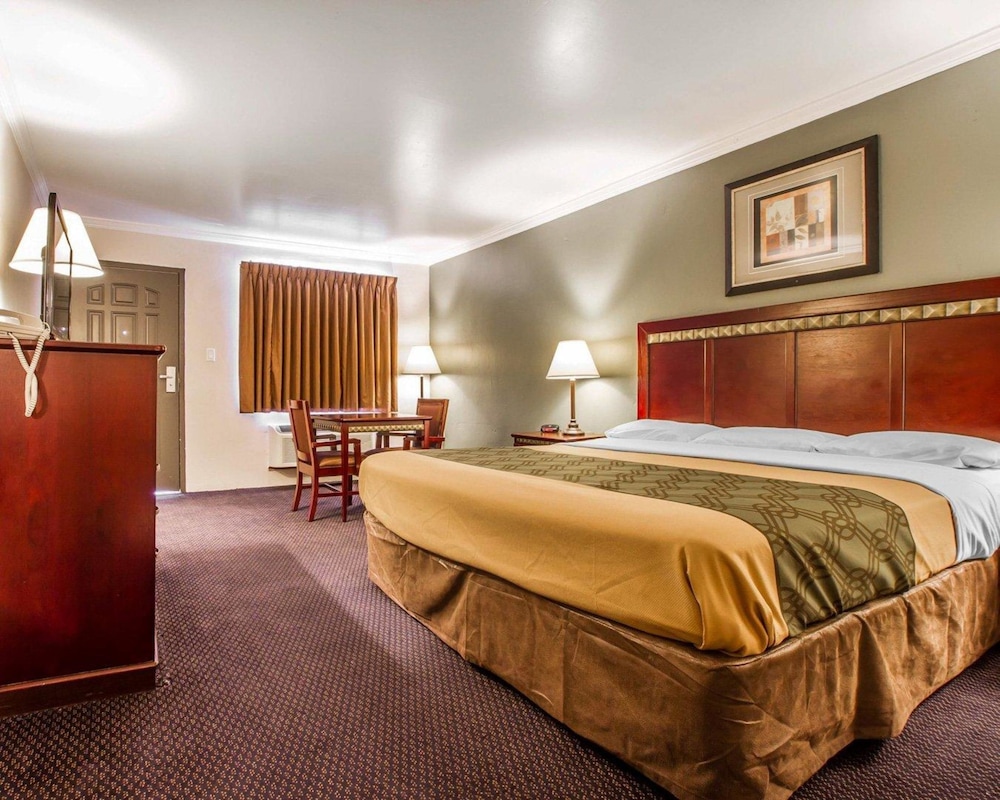 Standard Room, 1 King Bed, Non Smoking - Photo 5